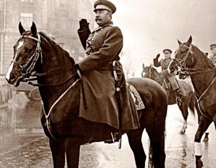 Маршал Будённый принимает парад Победы