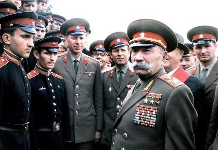 Семён Будённый с курсантами военного училища