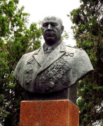 Памятник Семену Тимошенко в селе Фурмановка