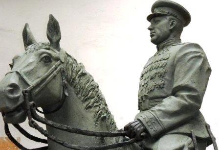 памятник маршалу Рокоссовскому в Волгограде