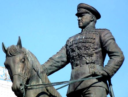 памятник маршалу Жукову в Москве