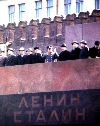 Гагарин на трибуне мавзолея 1961 год