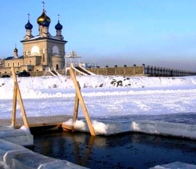 Крещенская купель возле храма