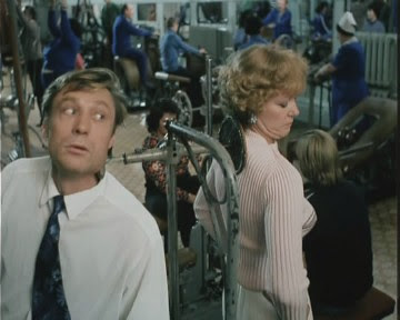Кадр из фильма Любовь и голуби, 1984 год