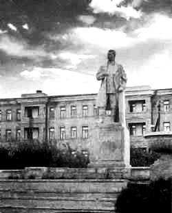 Памятник И.В. Сталину в Свердловске, 1961 год