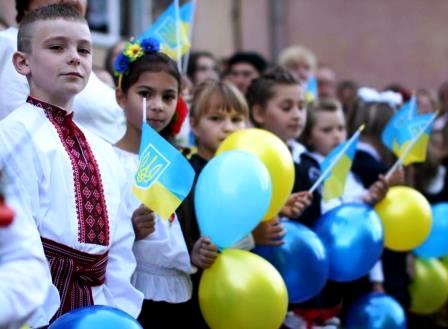 Украинские школьники поют гимн