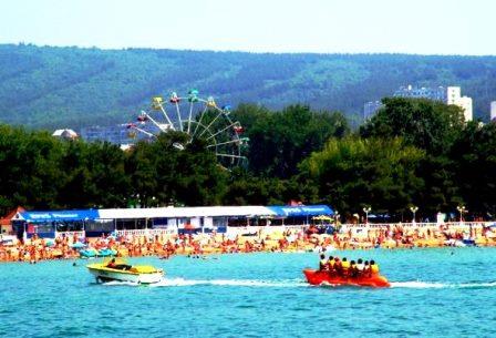 Пляж в Геленджике, вид с моря